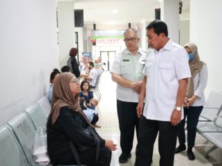 Bupati Tangerang Moch Maesyal Rasyid saat meninjau Pelayanan Kesehatan di Puskesmas Binong. Foto: Ist