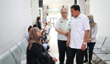 Bupati Tangerang Moch Maesyal Rasyid saat meninjau Pelayanan Kesehatan di Puskesmas Binong. Foto: Ist