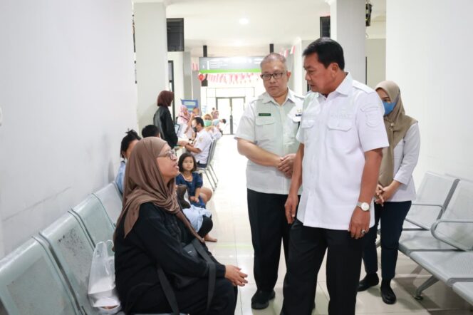 
 Bupati Tangerang Moch Maesyal Rasyid saat meninjau Pelayanan Kesehatan di Puskesmas Binong. Foto: Ist
