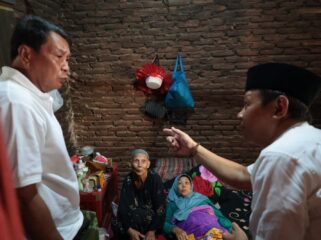 Bupati Tangerang Moch. Maesyal Rasyid mengunjungi langsung rumah Ibu Suemah, warga Desa Kali Asin, Kecamatan Sukamulya. Foto: Ist