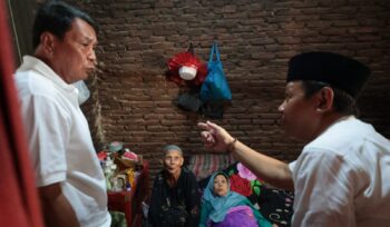 Bupati Tangerang Moch. Maesyal Rasyid mengunjungi langsung rumah Ibu Suemah, warga Desa Kali Asin, Kecamatan Sukamulya. Foto: Ist