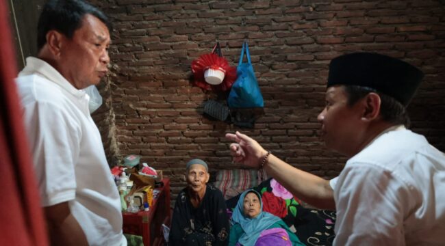 Bupati Tangerang Moch. Maesyal Rasyid mengunjungi langsung rumah Ibu Suemah, warga Desa Kali Asin, Kecamatan Sukamulya. Foto: Ist