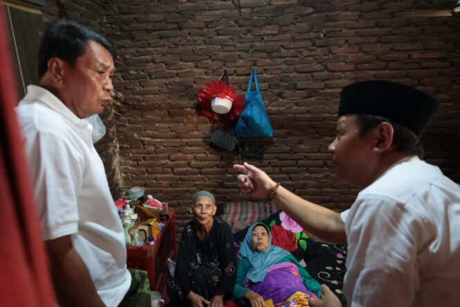 
 Bupati Tangerang Moch. Maesyal Rasyid mengunjungi langsung rumah Ibu Suemah, warga Desa Kali Asin, Kecamatan Sukamulya. Foto: Ist
