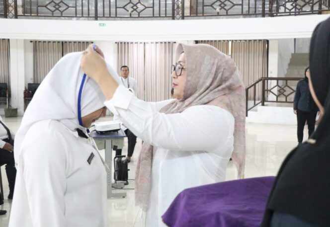 
 Wakil Bupati Tangerang, Intan Nurul Hikmah secara resmi menutup Kegiatan pelatihan pengelolaan arsip dinamis angkatan II yang dilaksanakan di gedung Diklat Kitri Bhakti Curug. Foto: Ist