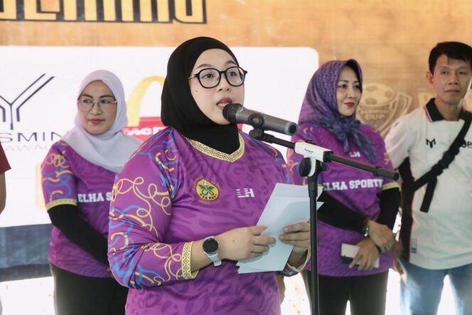 
 Wakil Bupati Tangerang, Intan Nurul Hikmah membuka kejuaraan Futsal Putri Persatuan Wanita Olahraga Seluruh Indonesia (PERWOSI) Cup tingkat pelajar 2026 yang digelar di Lapangan Pink Futsal Kelurahan Kaduagung Kec. Tigaraksa. Foto: Ist
