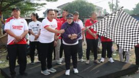 Wakil Bupati Tangerang Intan Nurul Hikmah Didampingi Camat Curug Arif Rachman Hakim saat melepas ribuan peserta Jalan Sehat Desa Curug Wetan dalam rangka memperingati HUT ke-81 Kemerdekaan RI, Foto: Ist