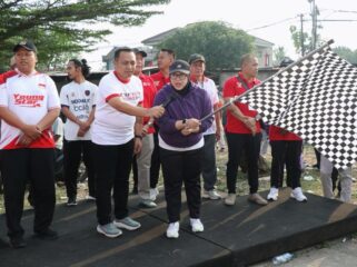 Wakil Bupati Tangerang Intan Nurul Hikmah Didampingi Camat Curug Arif Rachman Hakim saat melepas ribuan peserta Jalan Sehat Desa Curug Wetan dalam rangka memperingati HUT ke-81 Kemerdekaan RI, Foto: Ist