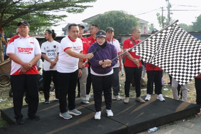 
 Wakil Bupati Tangerang Intan Nurul Hikmah Didampingi Camat Curug Arif Rachman Hakim saat melepas ribuan peserta Jalan Sehat Desa Curug Wetan dalam rangka memperingati HUT ke-81 Kemerdekaan RI, Foto: Ist