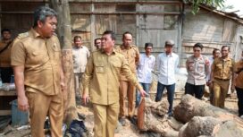 Bupati Tamgerang, Moch. Maesyal Rasyid mengunjungi keluarga korban pohon tumbang yang merenggut korban jiwa di Desa Teluknaga, Kecamatan Teluknaga. Foto: Ist