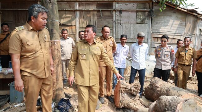 Bupati Tamgerang, Moch. Maesyal Rasyid mengunjungi keluarga korban pohon tumbang yang merenggut korban jiwa di Desa Teluknaga, Kecamatan Teluknaga. Foto: Ist