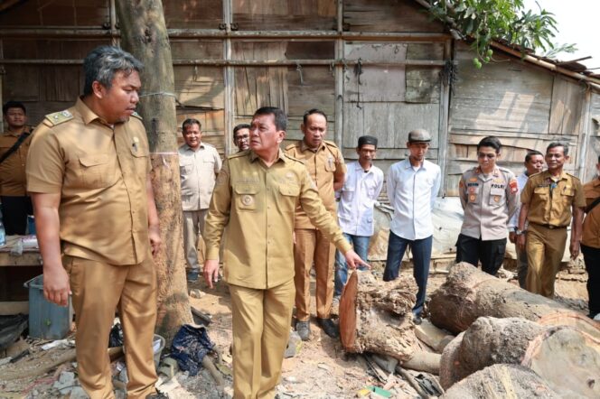 
 Bupati Tamgerang, Moch. Maesyal Rasyid mengunjungi keluarga korban pohon tumbang yang merenggut korban jiwa di Desa Teluknaga, Kecamatan Teluknaga. Foto: Ist