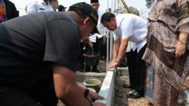 Bupati Tangerang Moch. Maesyal Rasyid meninjau pelaksanaan program bedah rumah sekaligus melakukan peletakan batu pertama pembangunan rumah tidak layak huni (RTLH) di Desa Sindang Panon, Kecamatan Sindang Jaya, Kabupaten Tangerang. Foto: Ist