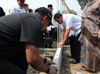 Bupati Tangerang Moch. Maesyal Rasyid meninjau pelaksanaan program bedah rumah sekaligus melakukan peletakan batu pertama pembangunan rumah tidak layak huni (RTLH) di Desa Sindang Panon, Kecamatan Sindang Jaya, Kabupaten Tangerang. Foto: Ist