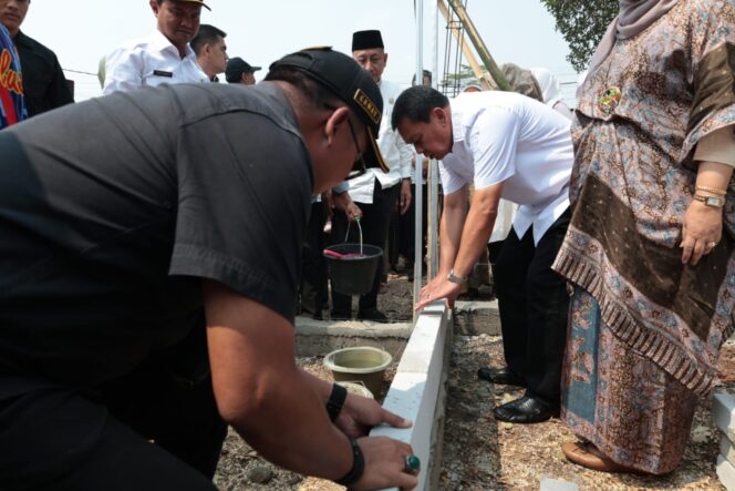 
 Bupati Tangerang Moch. Maesyal Rasyid meninjau pelaksanaan program bedah rumah sekaligus melakukan peletakan batu pertama pembangunan rumah tidak layak huni (RTLH) di Desa Sindang Panon, Kecamatan Sindang Jaya, Kabupaten Tangerang. Foto: Ist