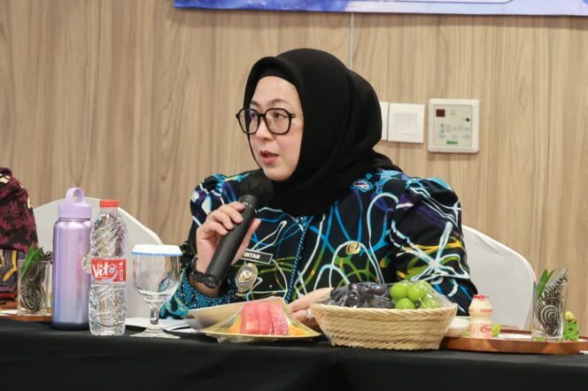
 Wakil Bupati Tangerang, Intan Nurul Hikmah saat menghadiri sekaligus membuka kegiatan Sosialisasi Hasil Evaluasi Indeks Pembangunan Keluarga (iBangga) Kabupaten Tangerang yang dilaksanakan di Vega Hotel Gading Serpong. Foto: Ist