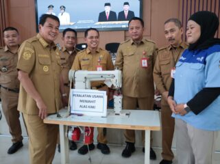 Bupati Tangerang Moch Maesyal Rasyid saat Menyerahkan Bantuan kepada 12 kelompok wirausaha yang terdiri dari 48 penerima manfaat dari tiga kecamatan. Foto: Ist