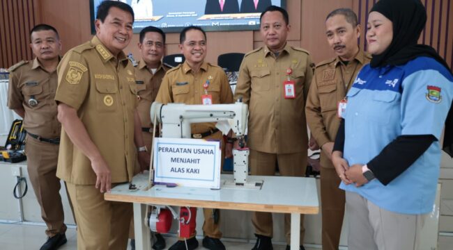 Bupati Tangerang Moch Maesyal Rasyid saat Menyerahkan Bantuan kepada 12 kelompok wirausaha yang terdiri dari 48 penerima manfaat dari tiga kecamatan. Foto: Ist