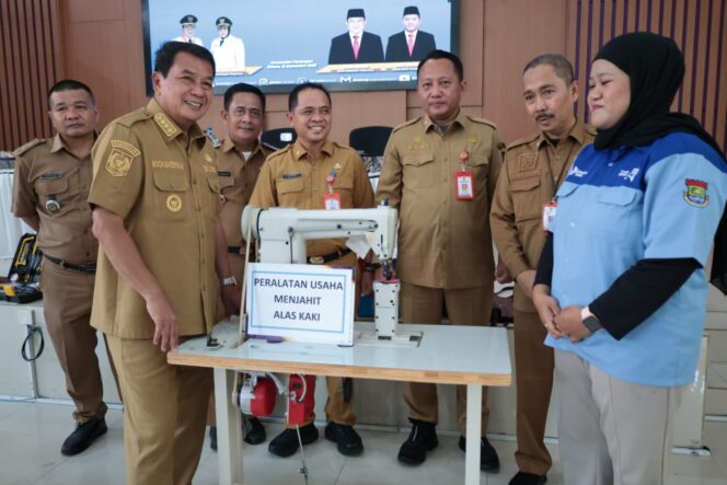 
 Bupati Tangerang Moch Maesyal Rasyid saat Menyerahkan Bantuan kepada 12 kelompok wirausaha yang terdiri dari 48 penerima manfaat dari tiga kecamatan. Foto: Ist