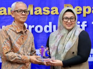 Wakil Bupati Tangerang Intan Nurul Hikmah bersama Direktur PT. BPR Kerta Raharja Gemilang (Perseroda), Ai Suherlan saat Kegiatan Literasi dan Edukasi Keuangan yang diikuti Ratusan Mahasiswa, akademisi dan Stakeholders terkait. Foto: Ist 