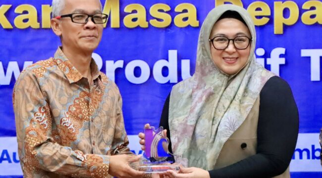 Wakil Bupati Tangerang Intan Nurul Hikmah bersama Direktur PT. BPR Kerta Raharja Gemilang (Perseroda), Ai Suherlan saat Kegiatan Literasi dan Edukasi Keuangan yang diikuti Ratusan Mahasiswa, akademisi dan Stakeholders terkait. Foto: Ist 