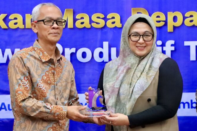 
 Wakil Bupati Tangerang Intan Nurul Hikmah bersama Direktur PT. BPR Kerta Raharja Gemilang (Perseroda), Ai Suherlan saat Kegiatan Literasi dan Edukasi Keuangan yang diikuti Ratusan Mahasiswa, akademisi dan Stakeholders terkait. Foto: Ist 