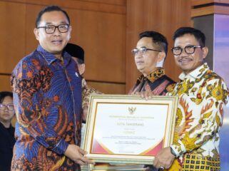 Wali Kota Tangerang, H. Sachrudin, menerima langsung piagam apresiasi tersebut dari Wakil Menteri Investasi dan Hilirisasi/Wakil Kepala BKPM, Todotua Pasaribu, dalam ajang ALI 2026 yang berlangsung di Auditorium Nusantara, Kantor Kementerian Investasi dan Hilirisasi/BKPM, Jakarta. Foto: ist