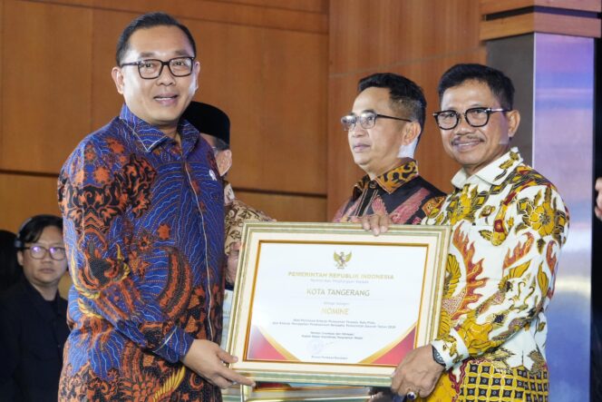 
 Wali Kota Tangerang, H. Sachrudin, menerima langsung piagam apresiasi tersebut dari Wakil Menteri Investasi dan Hilirisasi/Wakil Kepala BKPM, Todotua Pasaribu, dalam ajang ALI 2026 yang berlangsung di Auditorium Nusantara, Kantor Kementerian Investasi dan Hilirisasi/BKPM, Jakarta. Foto: ist