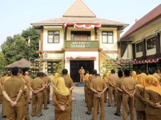 Wakil Wali Kota Tangerang Maryono Hasan saat Memimpin apel di Kecamatan Tangerang. Foto: Ist