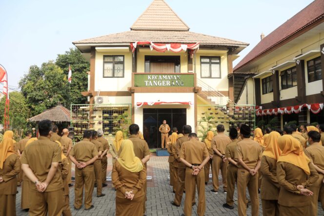 
 Wakil Wali Kota Tangerang Maryono Hasan saat Memimpin apel di Kecamatan Tangerang. Foto: Ist
