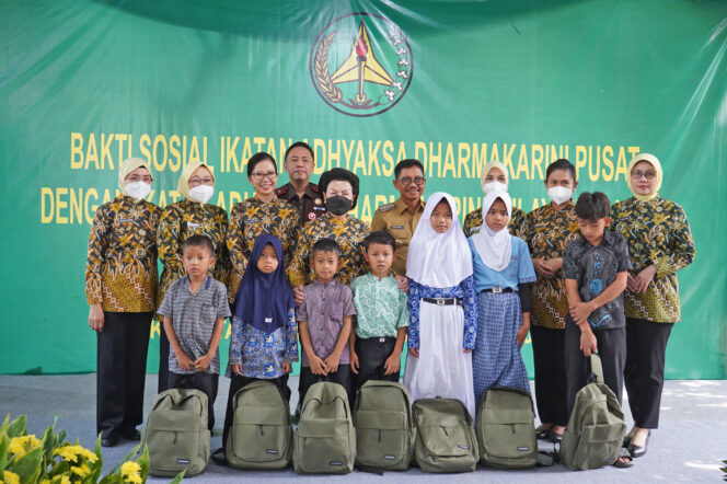 
 Wali Kota Tangerang Sachrudin saat menghadiri kegiatan Bakti Sosial (Baksos) Ikatan Adhyaksa Dharmakarini (IAD) Pusat bersama IAD Wilayah Banten dan IAD Daerah se-Banten di Kampung Telagasari, Kecamatan Neglasari, Kota Tangerang. Foto: Ist