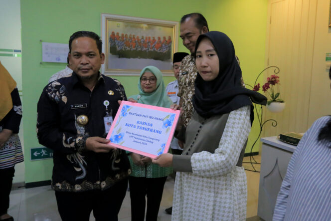 
 Pj. Wali Kota Tangerang, Dr.Nurdin,S.Sos.,M.Si didampingi Kepala Dinkes Kota Tangerang, dr.Dini Anggraeni menyerahkan Bantuan PMT Untuk Ibu Hamil. Foto: ist