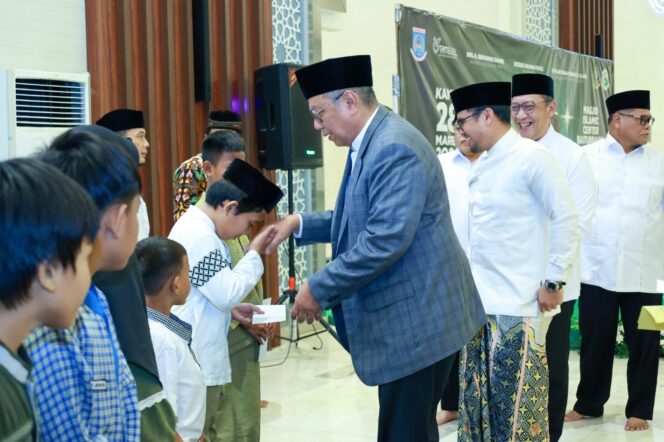 
 Wali Kota Tangerang Selatan Benyamin Davnie didampingi Wakil Wali Kota Tangsel Pilar Saga Ichsan saat memberikan santunan kepada ratusan anak yatim. Foto: ist 
