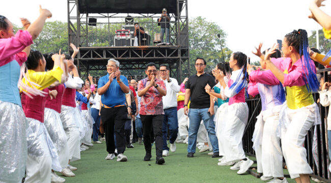 Wali Kota Tangerang Sachrudin dan Wali Kota Bandung Muhammad Farhan saat Menghadiri Cullinary Day di Alun-alun Kota Tangerang. Foto: Ist