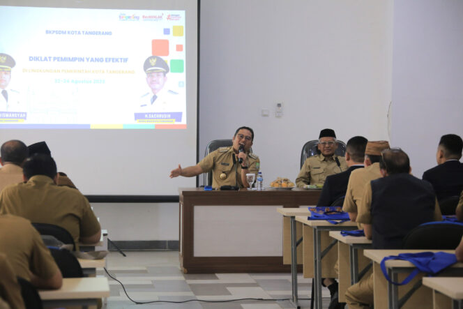 
 Wali Kota Tangerang, Arief R. Wismansyah saat membuka kegiatan Diklat Pemimpin yang Efektif dalam Rangka Menunjang Reformasi Birokrasi di Lingkungan Pemerintah Kota Tangerang. Foto: Istimewa