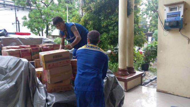
 Respon cepat DInsos dalam mendistribusikan bantuan kepada korban banjir. foto: ist