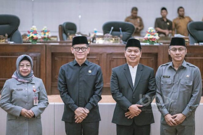 
 Pimpinan DPRD Banten, Setwan DPRD Banten serta Pj. Sekda Banten usat Rapat paripurna DPRD Banten. Foto: Banten Parlemen