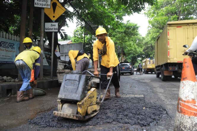 
 Perbaikan Jalan Kota, Gerakan Sehari Tuntas (Perjaka Gesit).Foto: ist