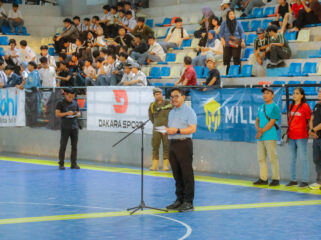 Sachrudin saat menutup Dhilon Championship Futsal 2026 Series 2 by Wali Kota Tangerang antarjenjang TK, SD/MI, SMP/MTs, dan SMA/SMK se-Tangerang Raya di GOR Gondrong, Kecamatan Cipondoh. Foto: Ist