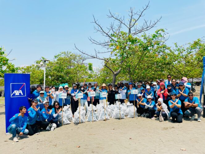 
 Niharika Yadav, Presiden Direktur AXA Financial Indonesia, Cicilia Nina, Direktur AXA Financial Indonesia, dan Dian Yuwiraswati, Chief Human Resources AXA Financial Indonesia bersama karyawan AFI serta komunitas Langit Biru Pertiwi dalam kegiatan AFI Berbagi di Pantai Tanjung Pasir, Banten. Foto: AXA