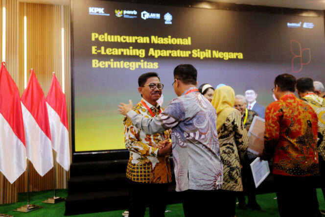 
 Wali Kota Tangerang Sachrudin saat menghadiri platform E-Learning Aparatur Sipil Negara (ASN) Berintegritas.. Foto: Ist