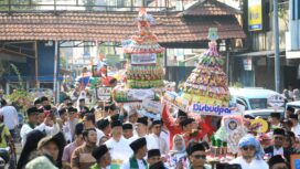 Kirab Gunungan Kirab Gunungan Muludan Tiga Masjid. Foto: Ist