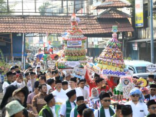 Kirab Gunungan Kirab Gunungan Muludan Tiga Masjid. Foto: Ist