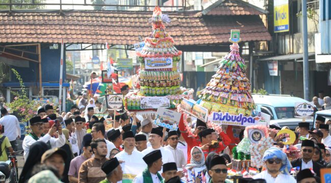 Kirab Gunungan Kirab Gunungan Muludan Tiga Masjid. Foto: Ist