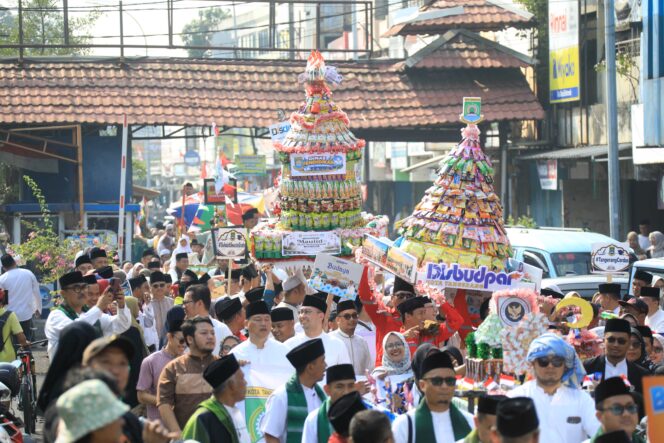 
 Kirab Gunungan Kirab Gunungan Muludan Tiga Masjid. Foto: Ist