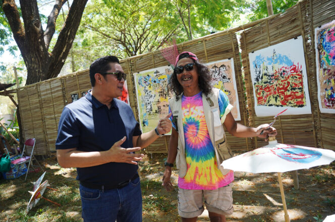
 Wakil Wali Kota Tangerang Maryono Bersama Seniman Kota Tangerang Edi Bonetsky di Festival Payung Indonesia 2026 di Balekambang, Surakarta, Jawa Tengah, 4–6 September 2026. Foto: Ist