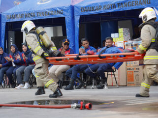 Wakil Wali Kota Tangerang H. Maryono Didampingi Kepala BPBD Kota Tangerang Mahdiar menyaksikan langsung pelaksanaan Fire Fighter Skill Competition (FFSC) yang diinisiasi oleh Badan Penanggulangan Bencana Daerah (BPBD) Kota Tangerang di Stadion Benteng Reborn, Foto: Ist 
