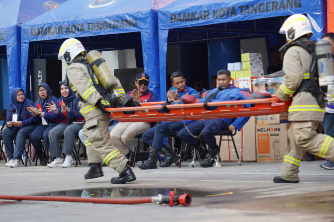 
 Wakil Wali Kota Tangerang H. Maryono Didampingi Kepala BPBD Kota Tangerang Mahdiar menyaksikan langsung pelaksanaan Fire Fighter Skill Competition (FFSC) yang diinisiasi oleh Badan Penanggulangan Bencana Daerah (BPBD) Kota Tangerang di Stadion Benteng Reborn, Foto: Ist 