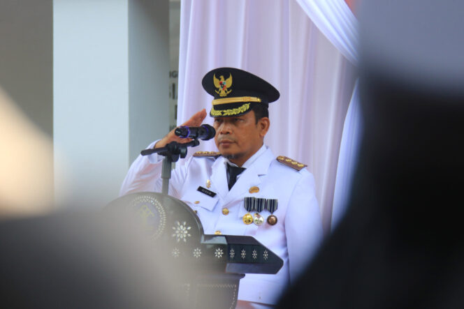 
 Pj. Wali Kota Tangerang Nurdin saat Memimpin Apel Hari Bhakti Imigrasi Ke-74. Foto: HumasPro 