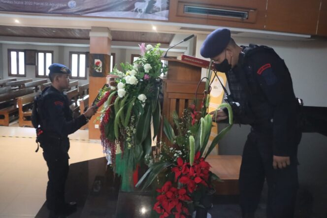 
 Pastikan Perayaan Natal Aman, Tim Jibom Sterilisasi Gereja di Kota Tangerang
