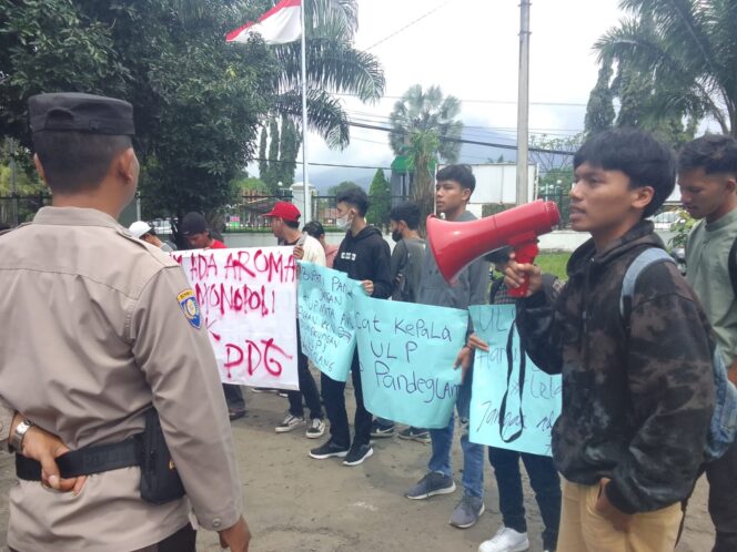 
 Puluhan Massa Aksi Gerudug Kantor Unit Layanan Pengadaan Kabupaten Pandeglang